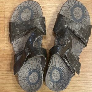 Preowned Vionic women’s Crocodile Pattern Sandals - 7  excellent